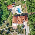Pet Friendly In * Studenci