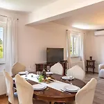 Pet Friendly In *