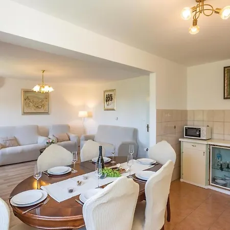 Pet Friendly In With Kitchen *
