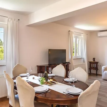 Pet Friendly In With Kitchen *