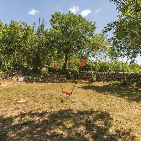 Pet Friendly In With Kitchen *