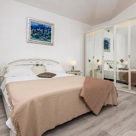 Pet Friendly In With Kitchen Studenci