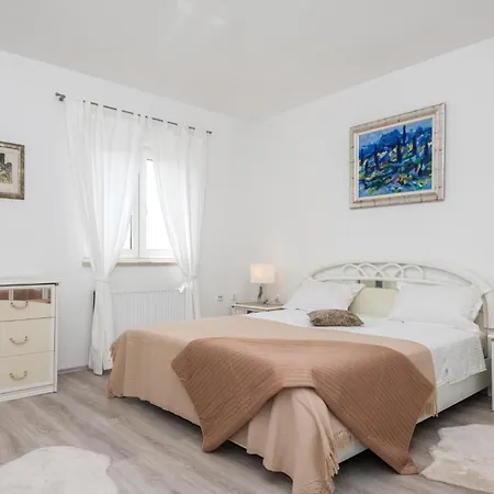Pet Friendly In With Kitchen *