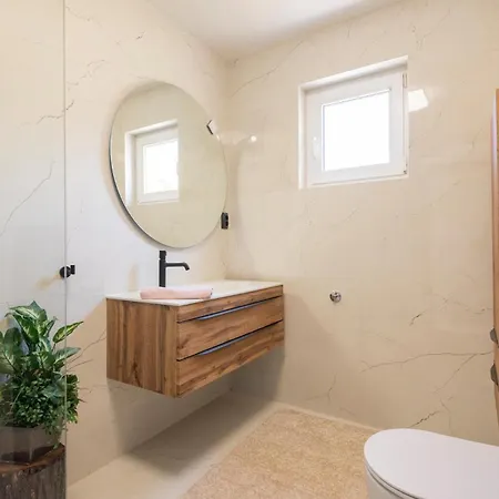 Pet Friendly In With Kitchen